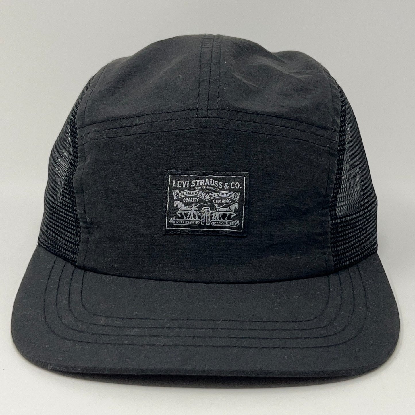 Black Levi's cap with mesh back, featuring Levi Strauss logo on the front.