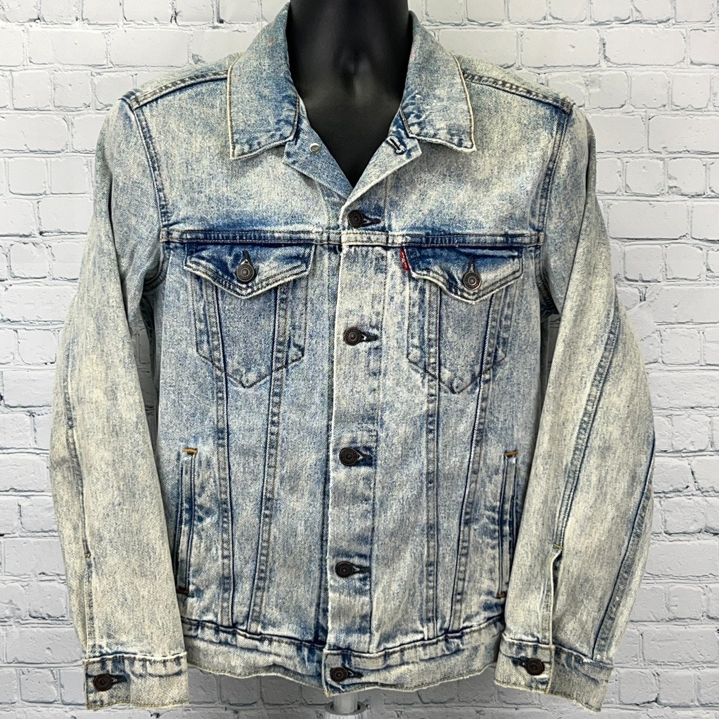 Levi's light wash denim jacket in large with front buttons and classic logo on chest pocket
