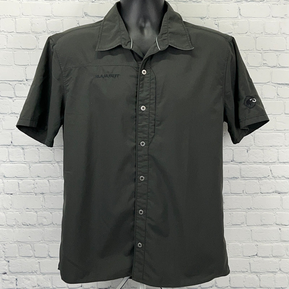 Mammut short-sleeve button-up shirt in dark green with logo detail on chest, front view