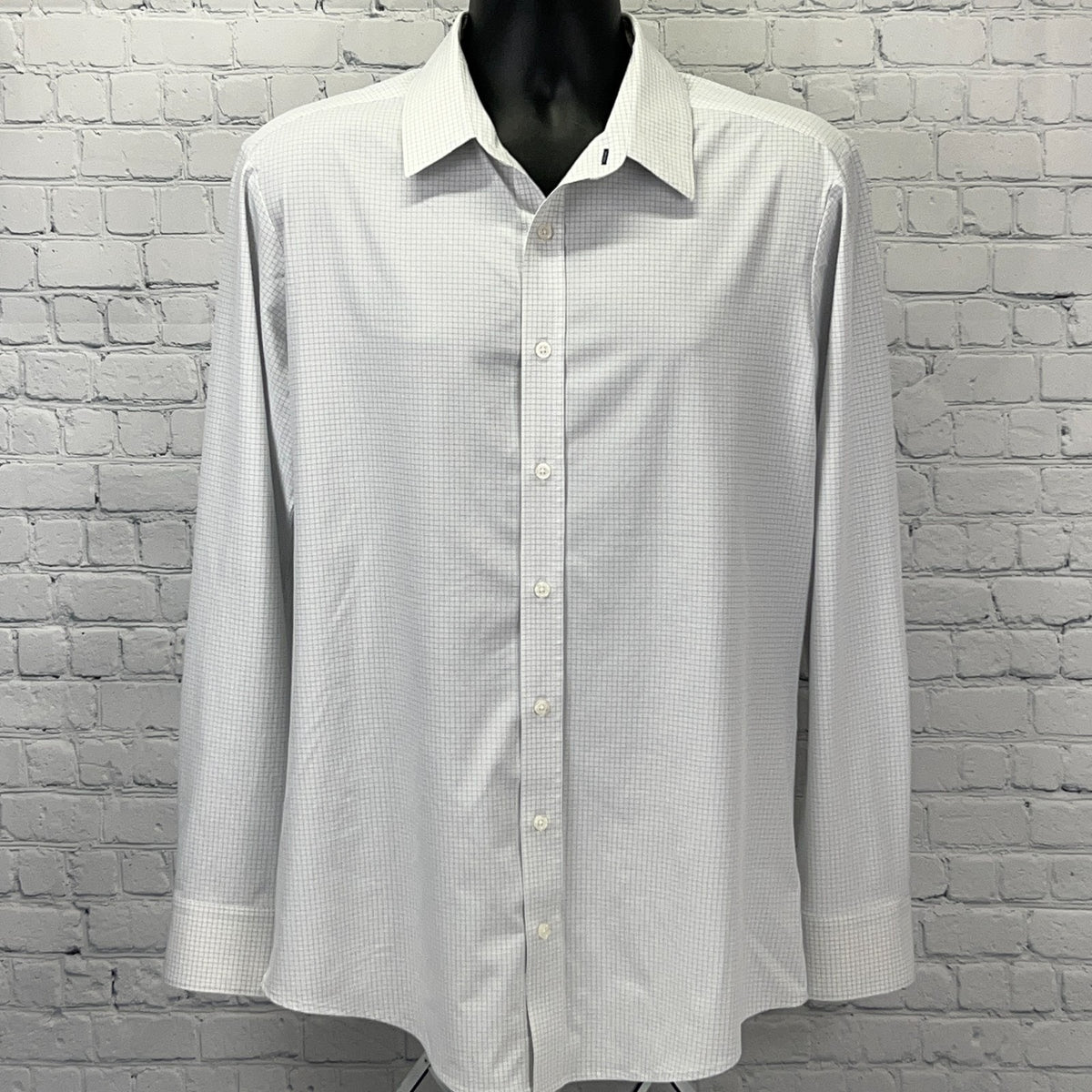 Mizzen+Main white long-sleeve dress shirt with a checkered pattern in medium size