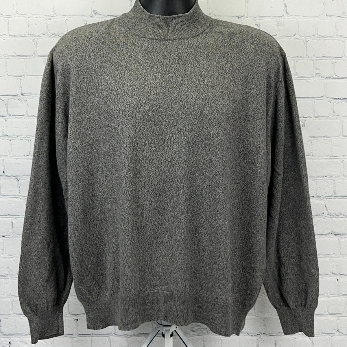 Mondo di Marco oversized gray sweater in front view with long sleeves and mock neck design