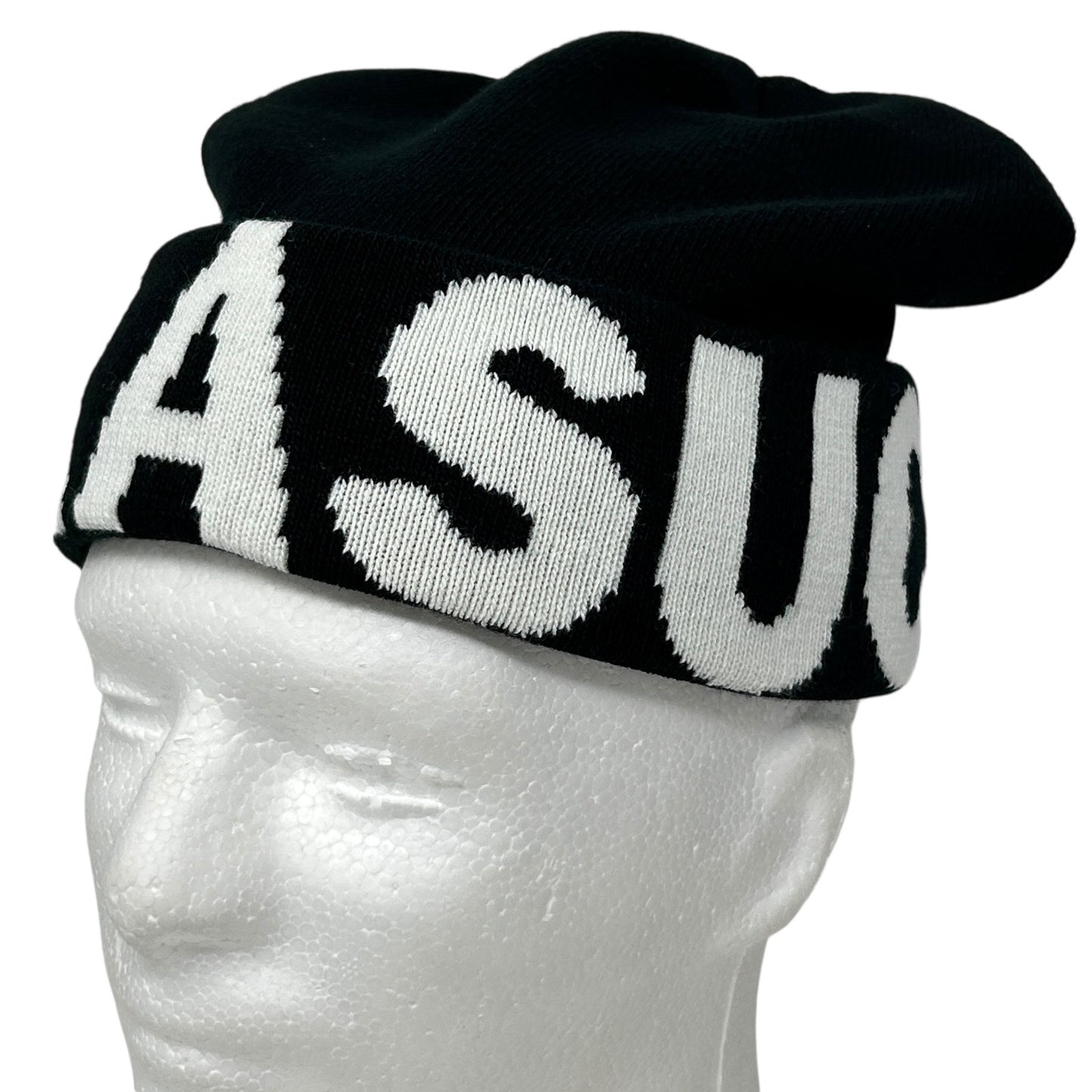 Black Parasuco Beanie with white logo detail, slouchy fit, ideal for casual wear