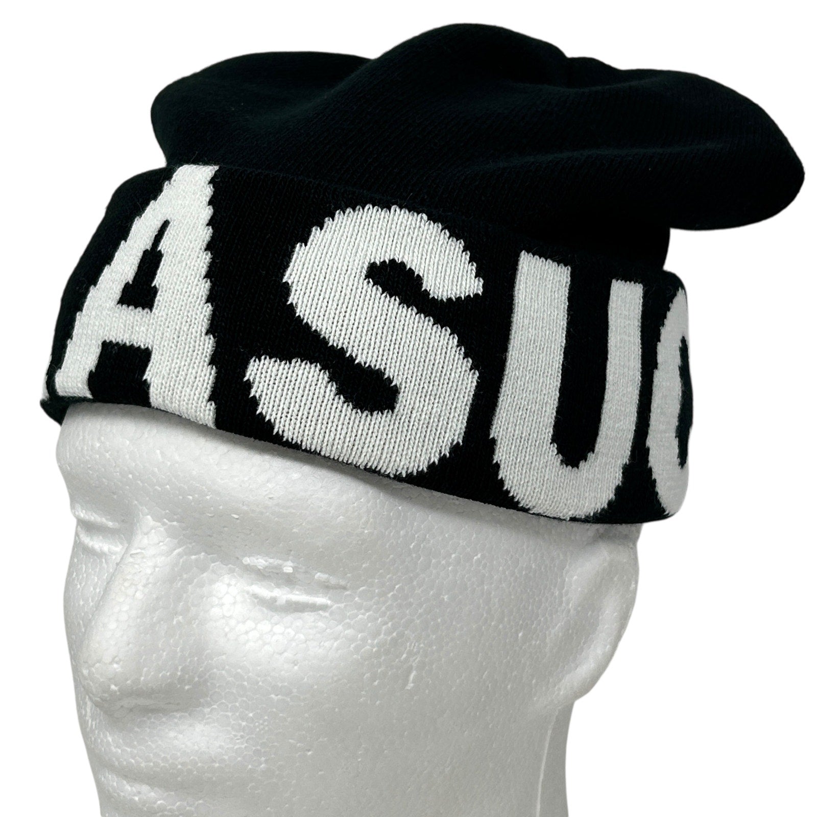 Black Parasuco Beanie with white logo detail, slouchy fit, ideal for casual wear