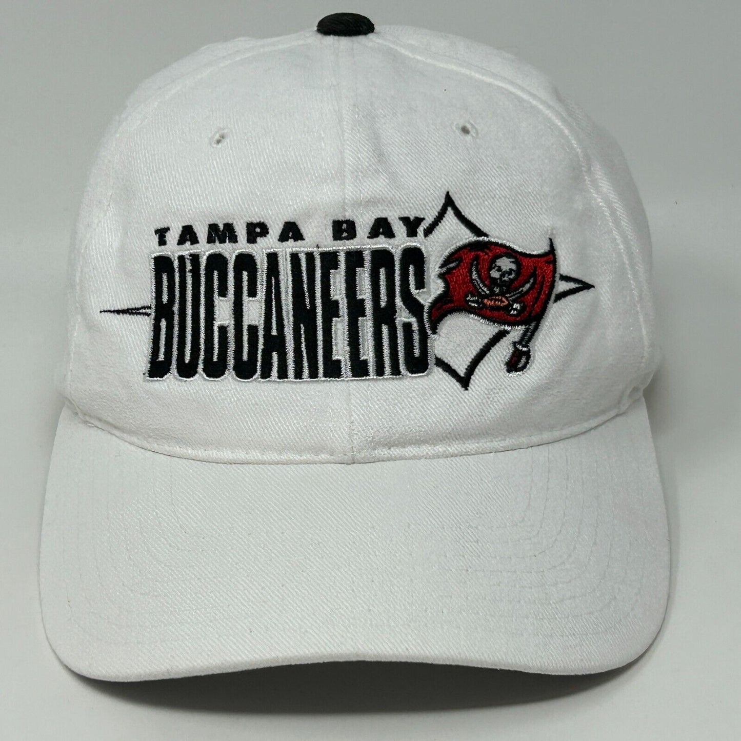 Starter Tampa Bay Buccaneers hat in white, front view with logo from the 2000s, adult size