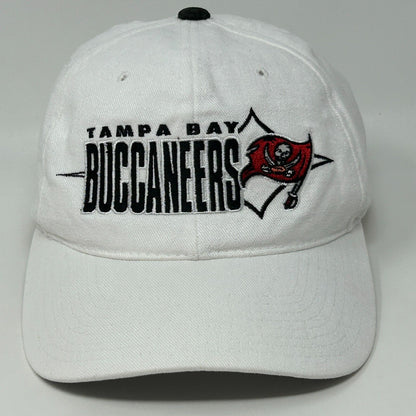 Starter Tampa Bay Buccaneers hat in white, front view with logo from the 2000s, adult size