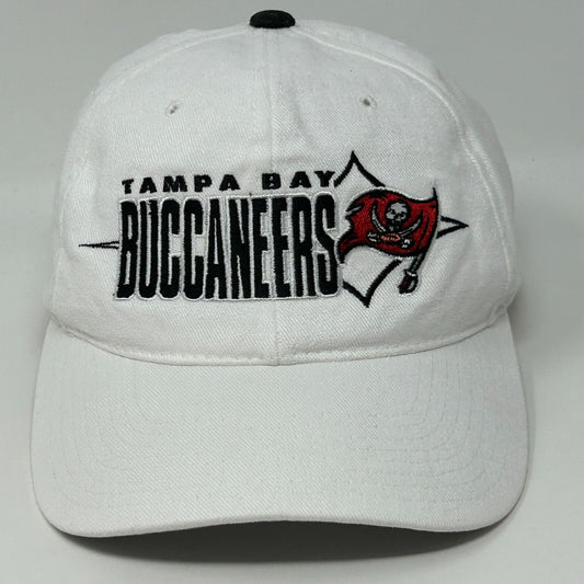 Starter Tampa Bay Buccaneers hat in white, front view with logo from the 2000s, adult size