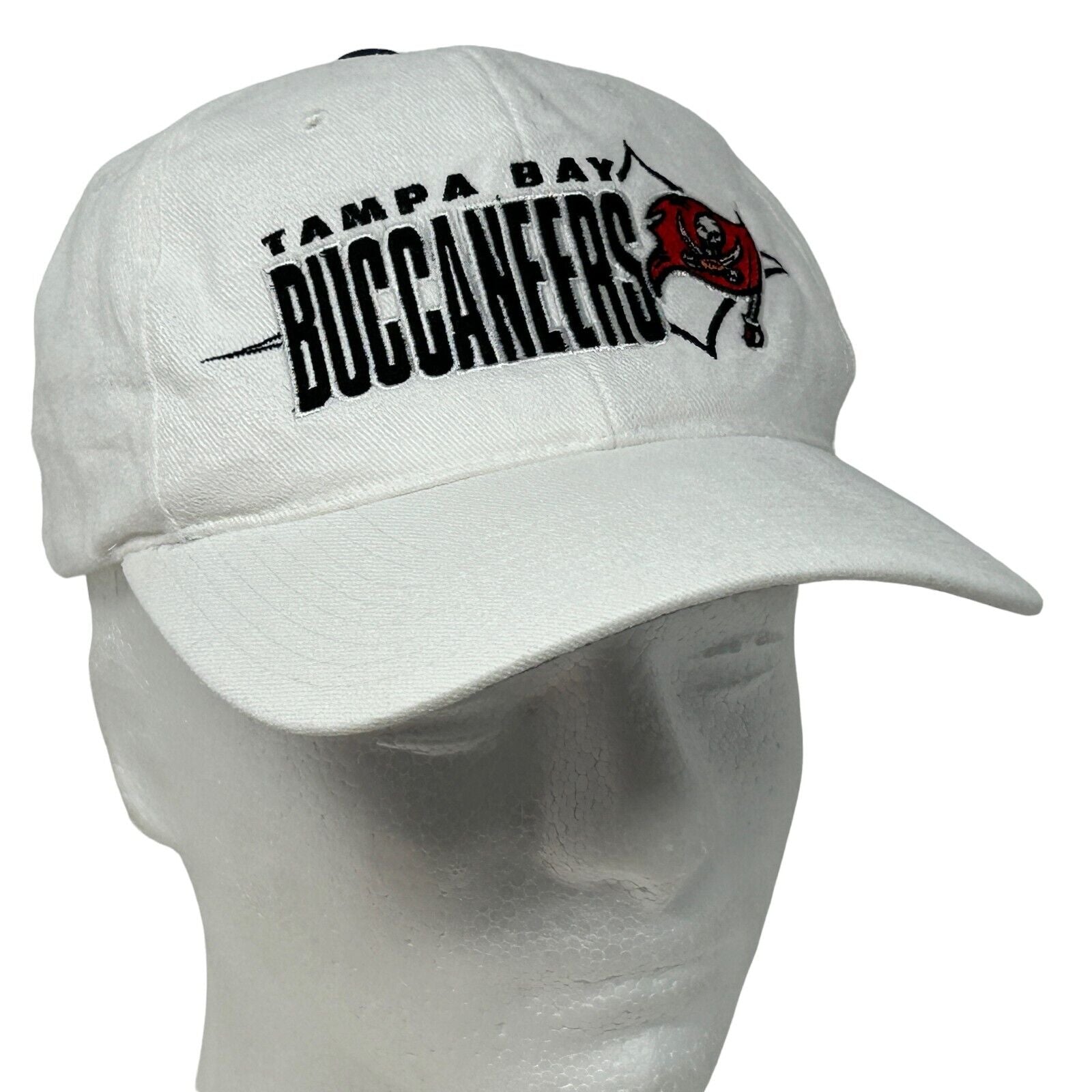 Starter Tampa Bay Buccaneers hat, white color, front view, classic style for fans