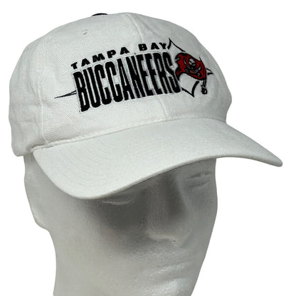 Starter Tampa Bay Buccaneers hat, white color, front view, classic style for fans