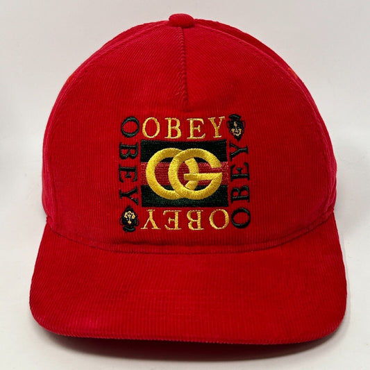 Gorra de béisbol de pana OG de Obey Clothing con diseño de grafiti de Shepard Fairey en color rojo