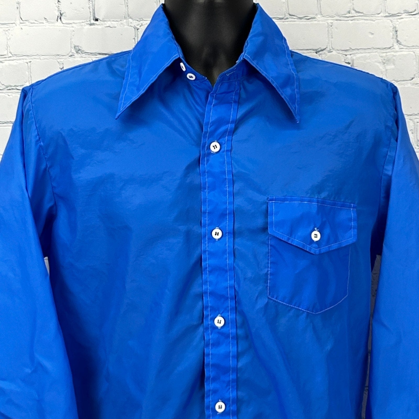 Skyr Vintage Shirt in bright blue, long sleeves, front view with pocket detail and classic collar