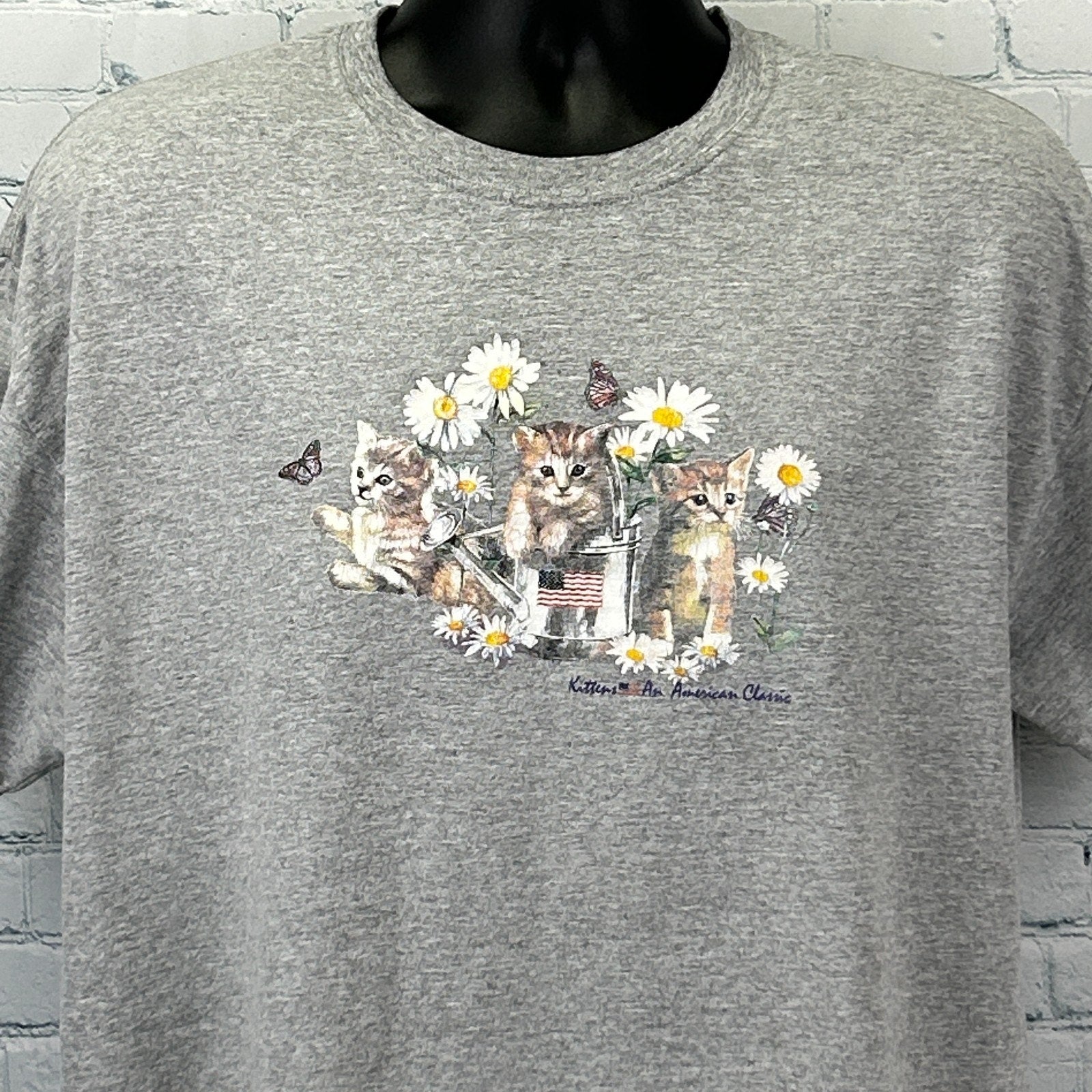 Vintage T Shirt in gray featuring three kittens with daisies and butterflies on the front