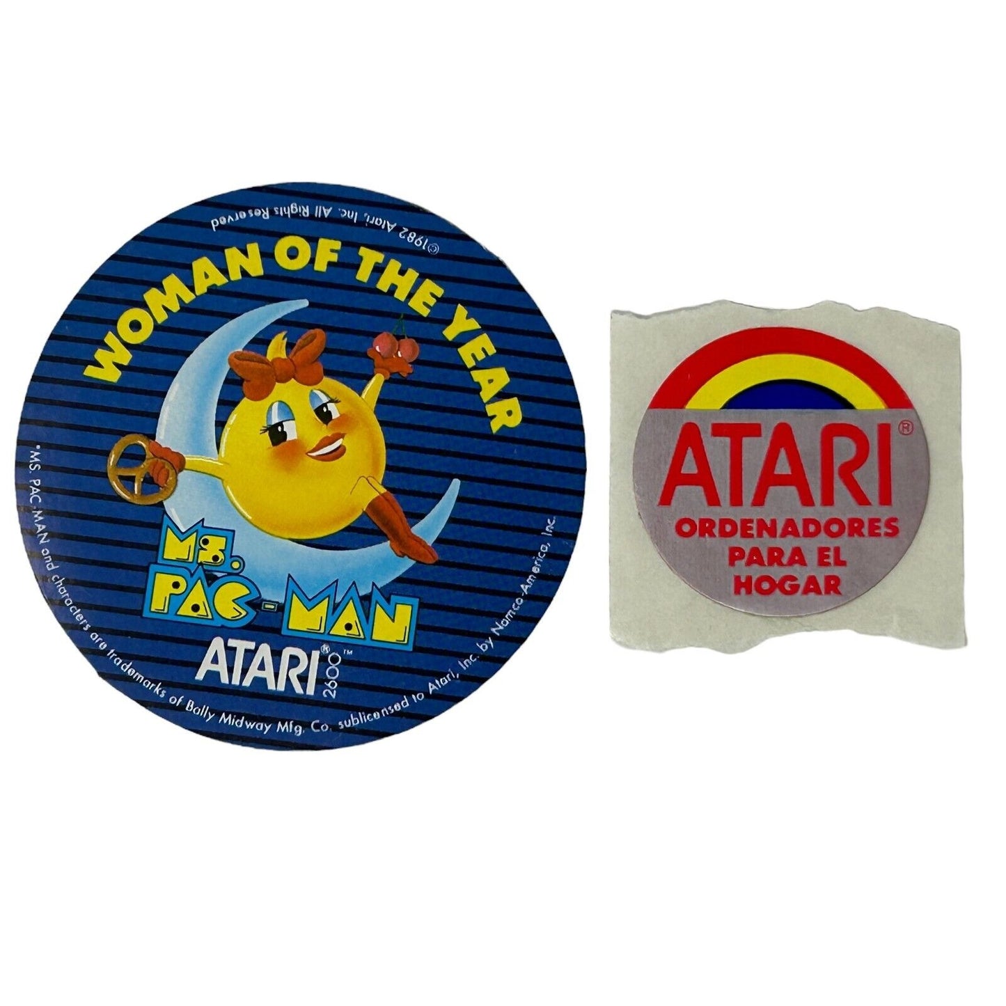 Lote de 2 pegatinas vintage Atari de ordenadores domésticos españoles de los años 80 y Ms Pac-Man 2600